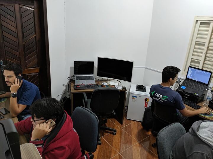 Equipe trabalhando no escritório