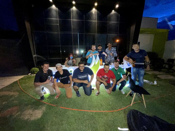 Equipe reunida fora do escritório